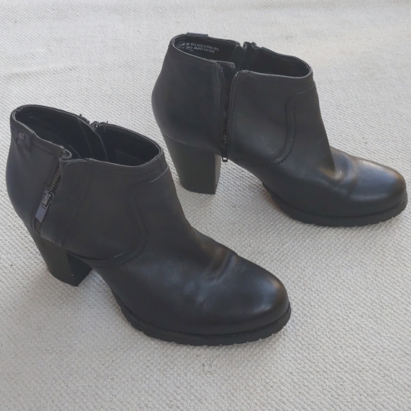 Clarks Leather Bootie Heals Size 8 - Picture 10 of 10